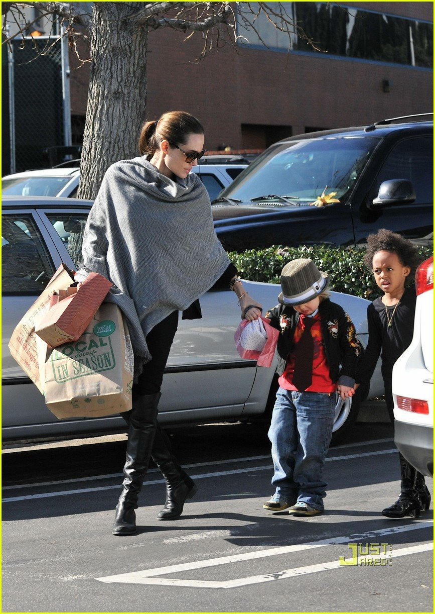 angelina jolie whole foods grocery shopping 152408712
