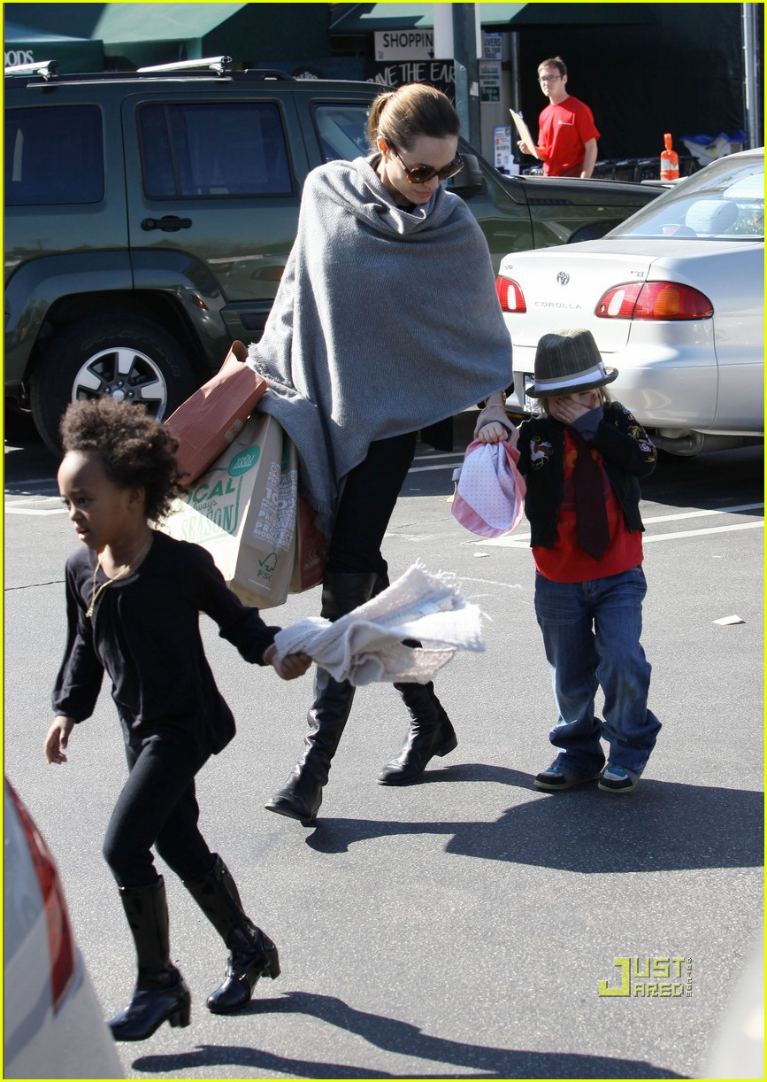 angelina jolie whole foods grocery shopping 19
