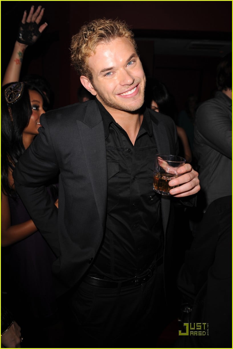 kellan lutz just jared new years party 032405359