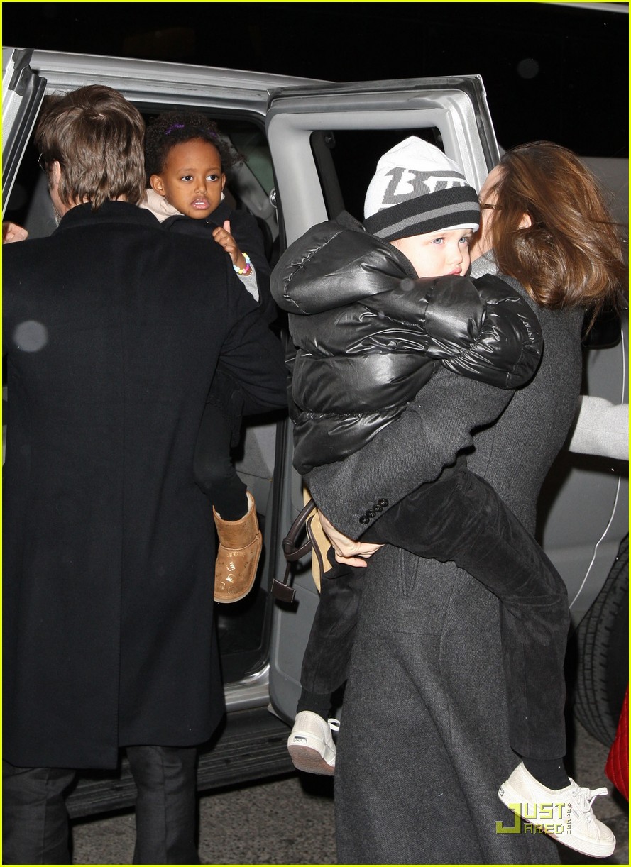 Brad Pitt & Angelina Jolie Hit Mary Poppins on Broadway VIDEO Photo