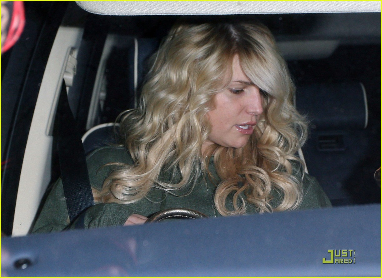 jessica simpson gets more color and curls 07