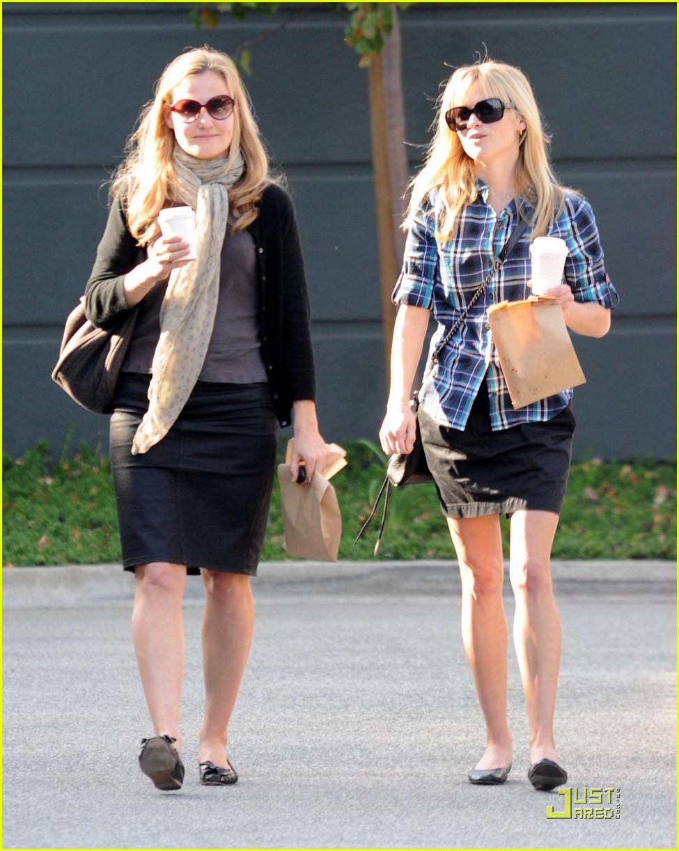 reese witherspoon loves to gives gifts 102406699