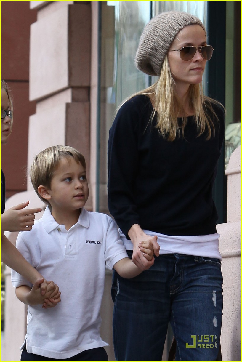 reese witherspoon hand holding 022406111