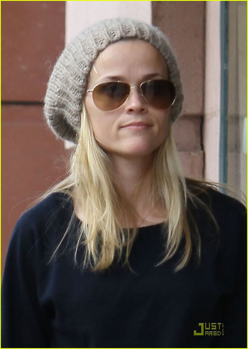 reese witherspoon hand holding 042406113