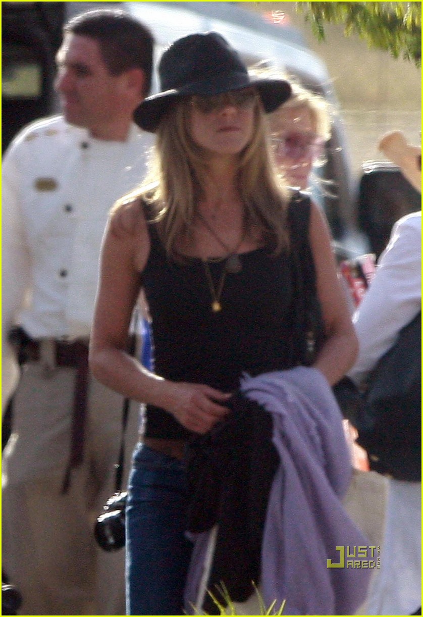 gerard butler jennifer aniston heading home from cabo 112426474