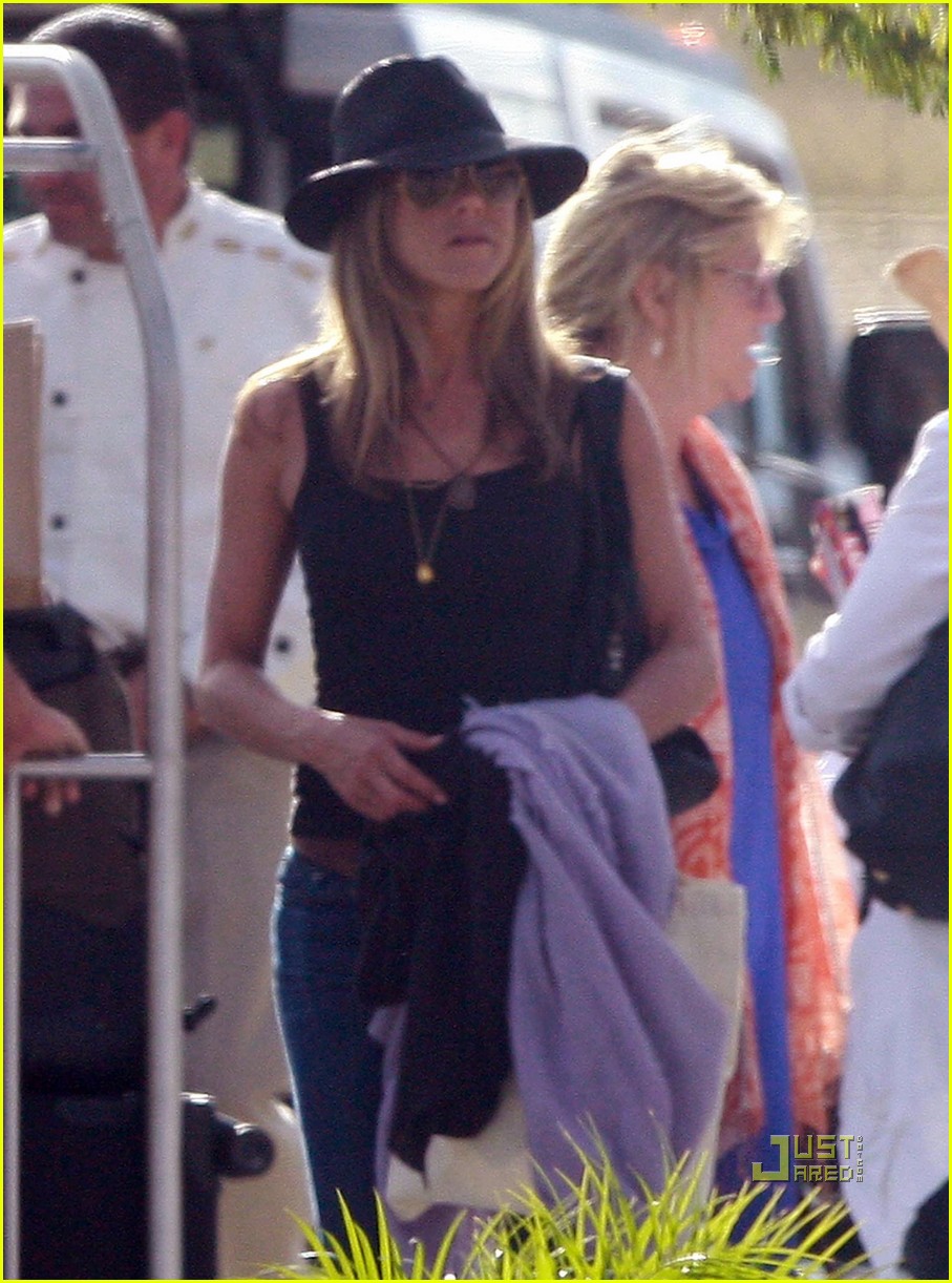 gerard butler jennifer aniston heading home from cabo 132426476
