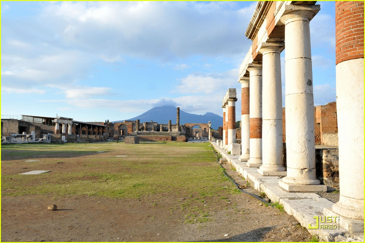 leonardo dicaprio bar refaeli play in pompei 132426046