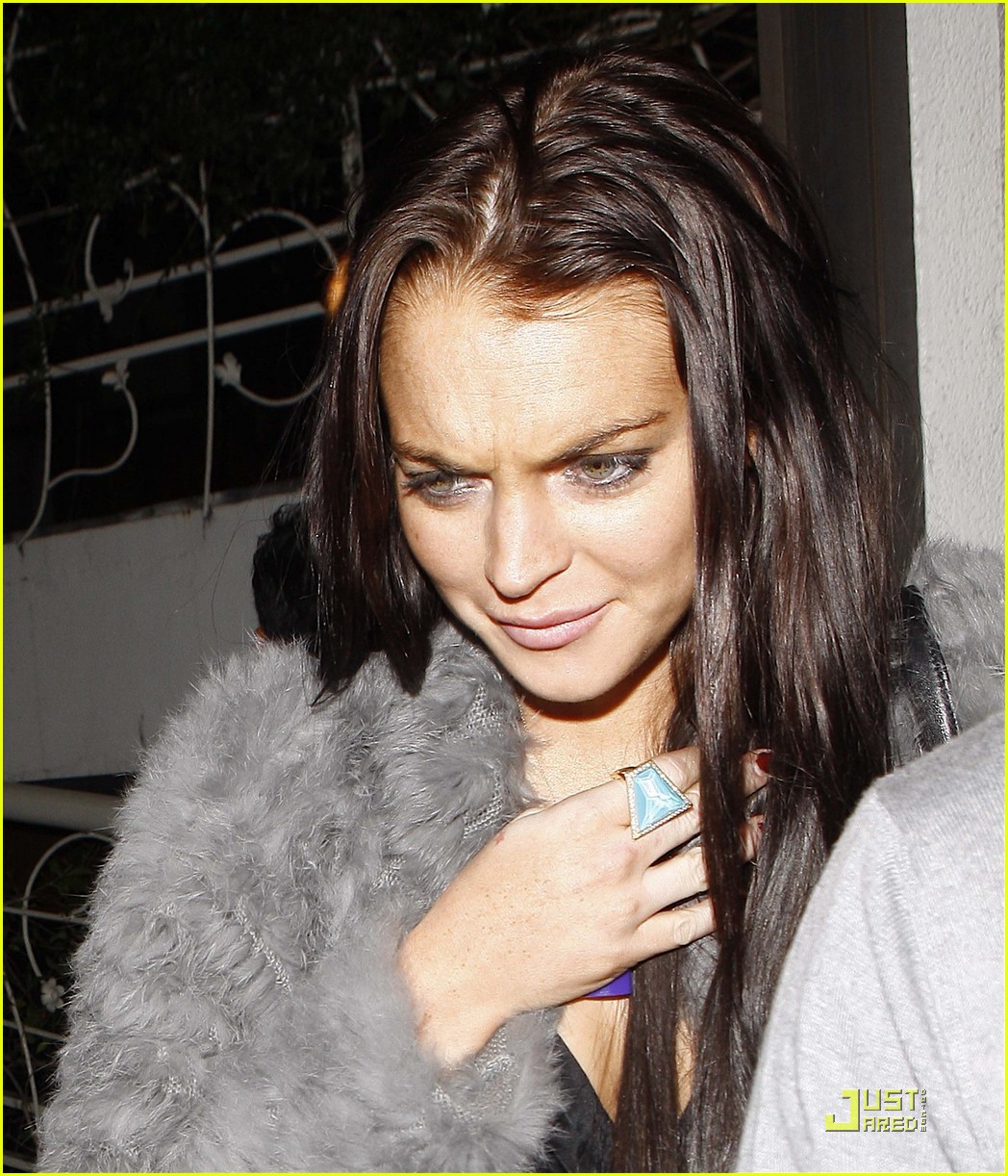 lindsay lohan makes it to madeo 032425696