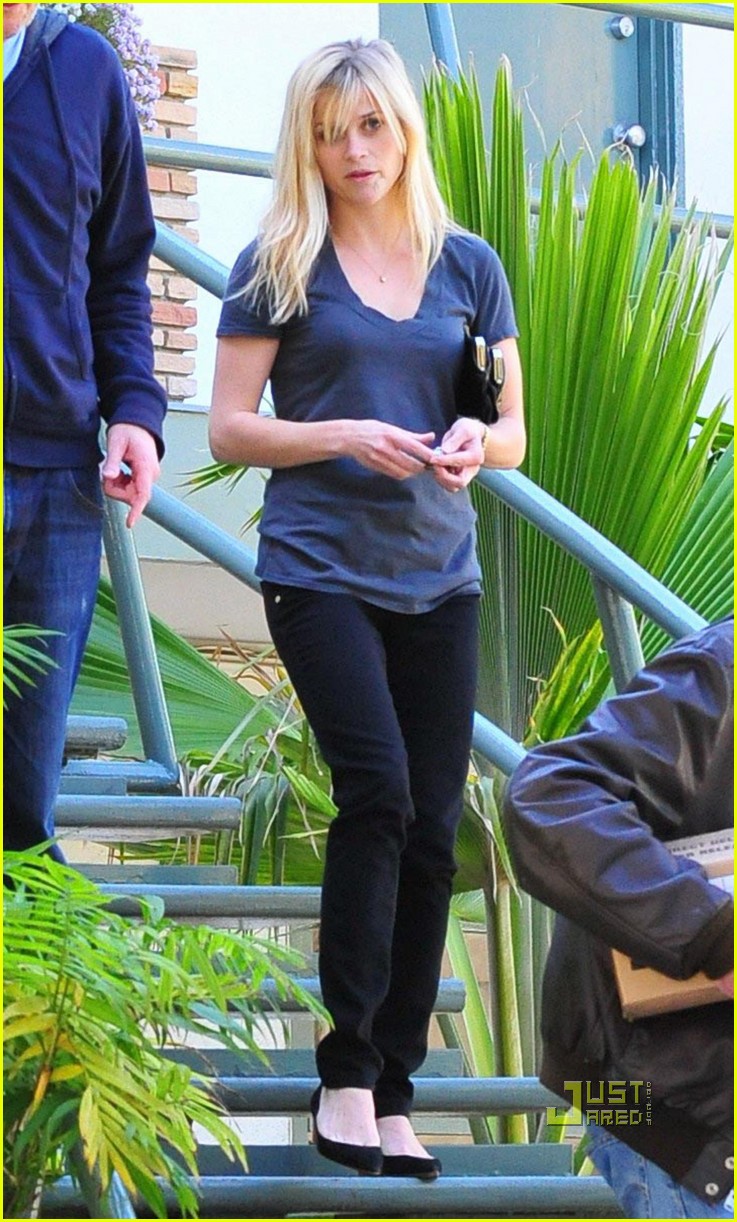reese witherspoon coffee whole foods 02