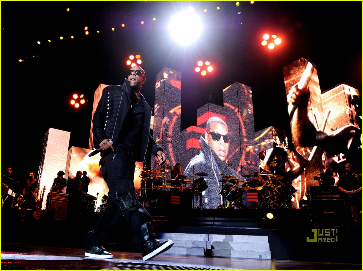 Christina Aguilera & Jessica Alba JayZ Concert! Photo 2437801(00)