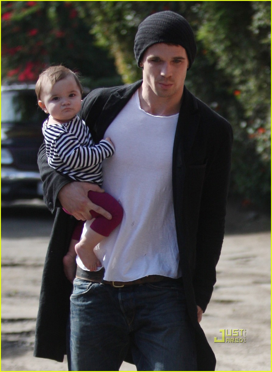 Cam Gigandet is a Doting Dad: Photo 2431543 | Cam Gigandet, Celebrity  Babies, Dominique Geisendorff, Everleigh Gigandet Photos | Just Jared:  Entertainment News, image size:894x1222