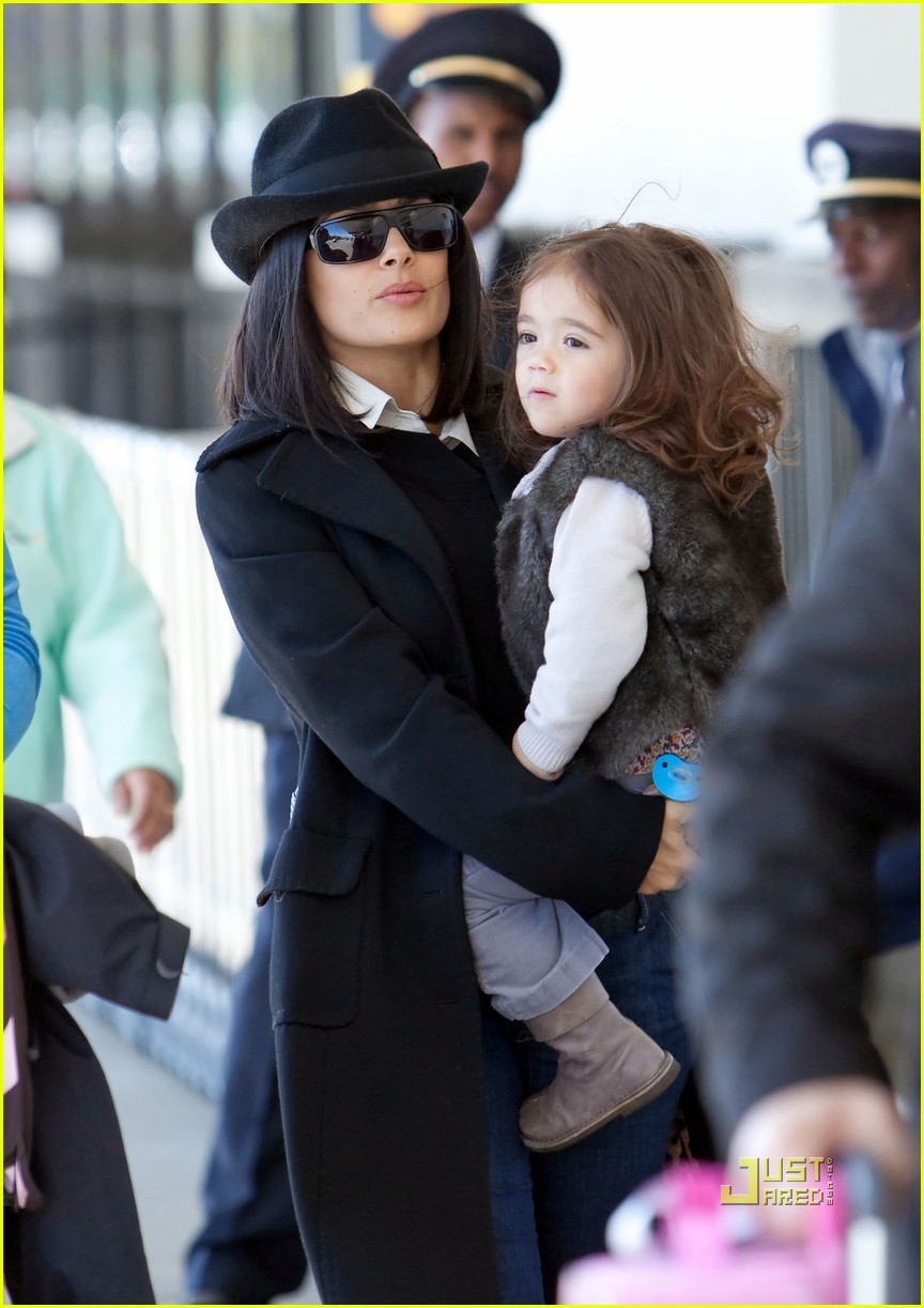 Salma Hayek & Valentina Fly The Friendly Skies Photo 2434438