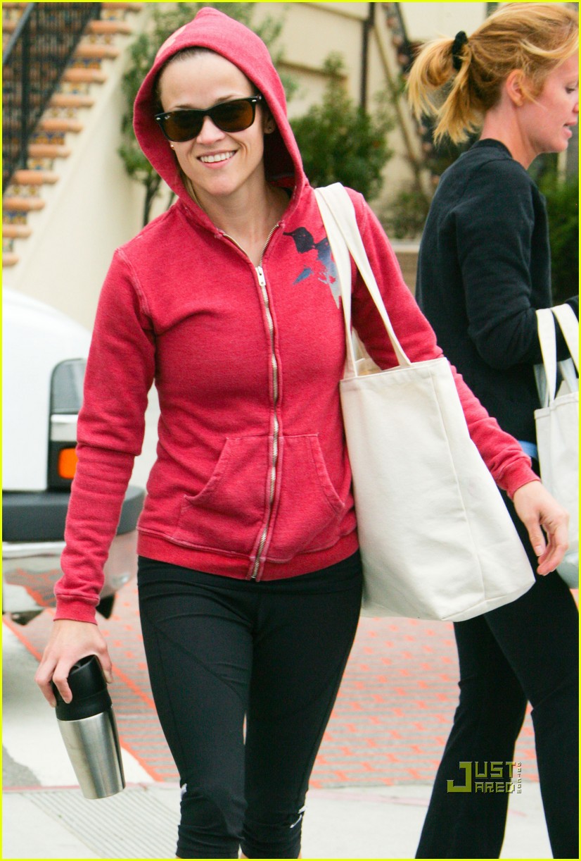 reese witherspoon red hoodie gym 012438813