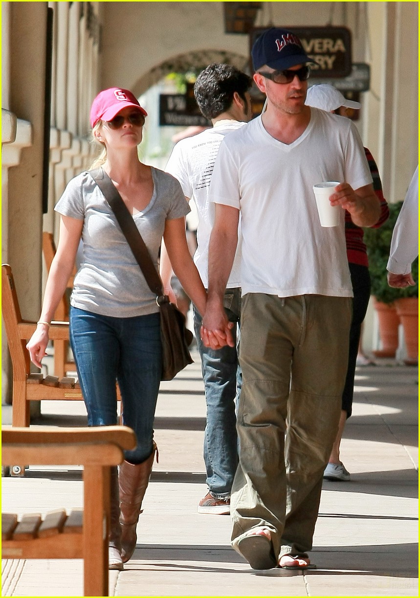 reese witherspoon jim toth holding hands 09