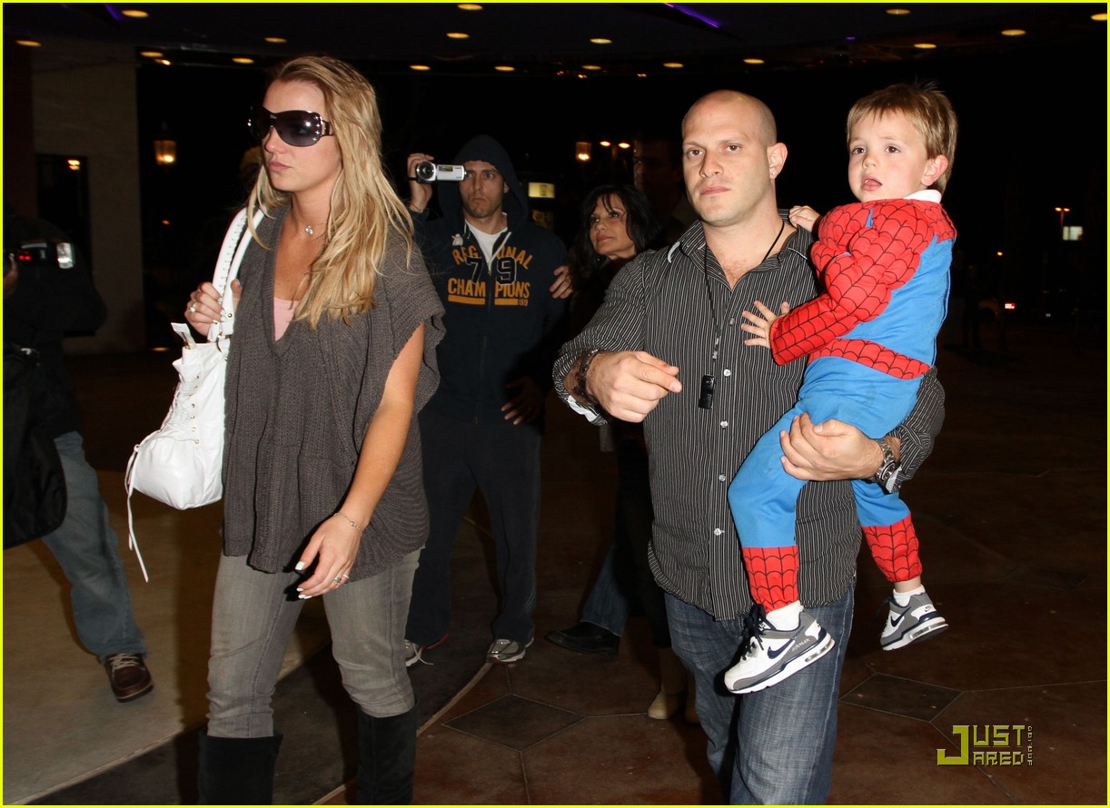 britney spears watches her spidersons 172431327