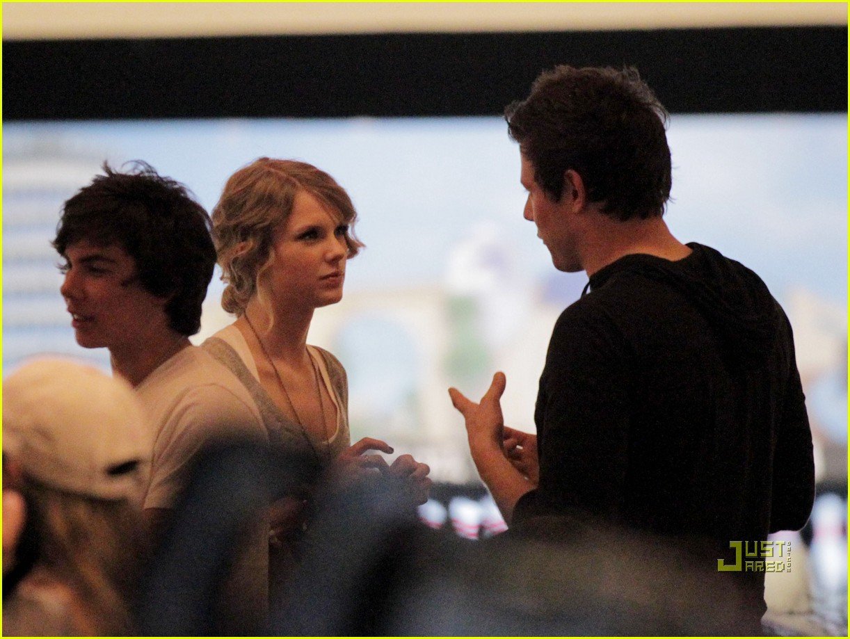 taylor swift cory monteith hug bowling alley 08