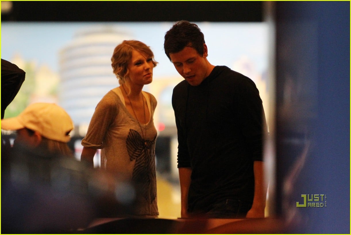 taylor swift cory monteith hug bowling alley 22