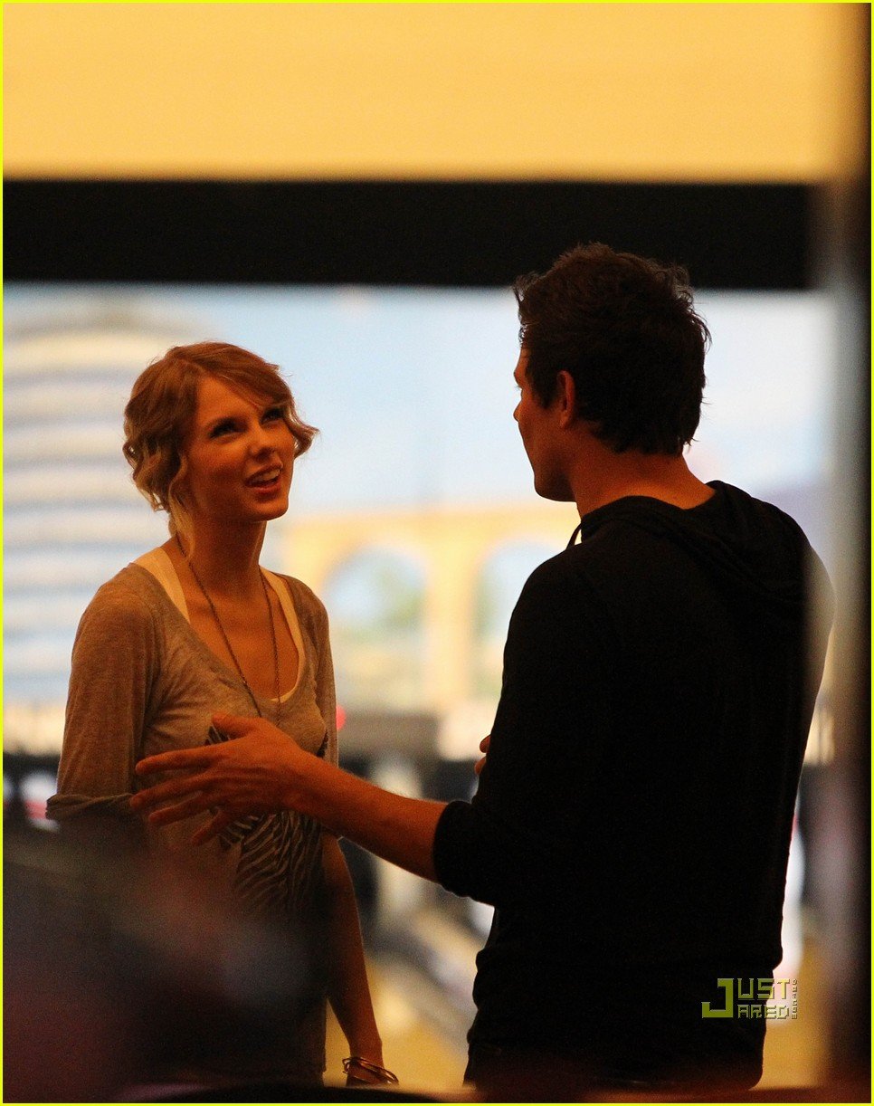 taylor swift cory monteith hug bowling alley 252437032