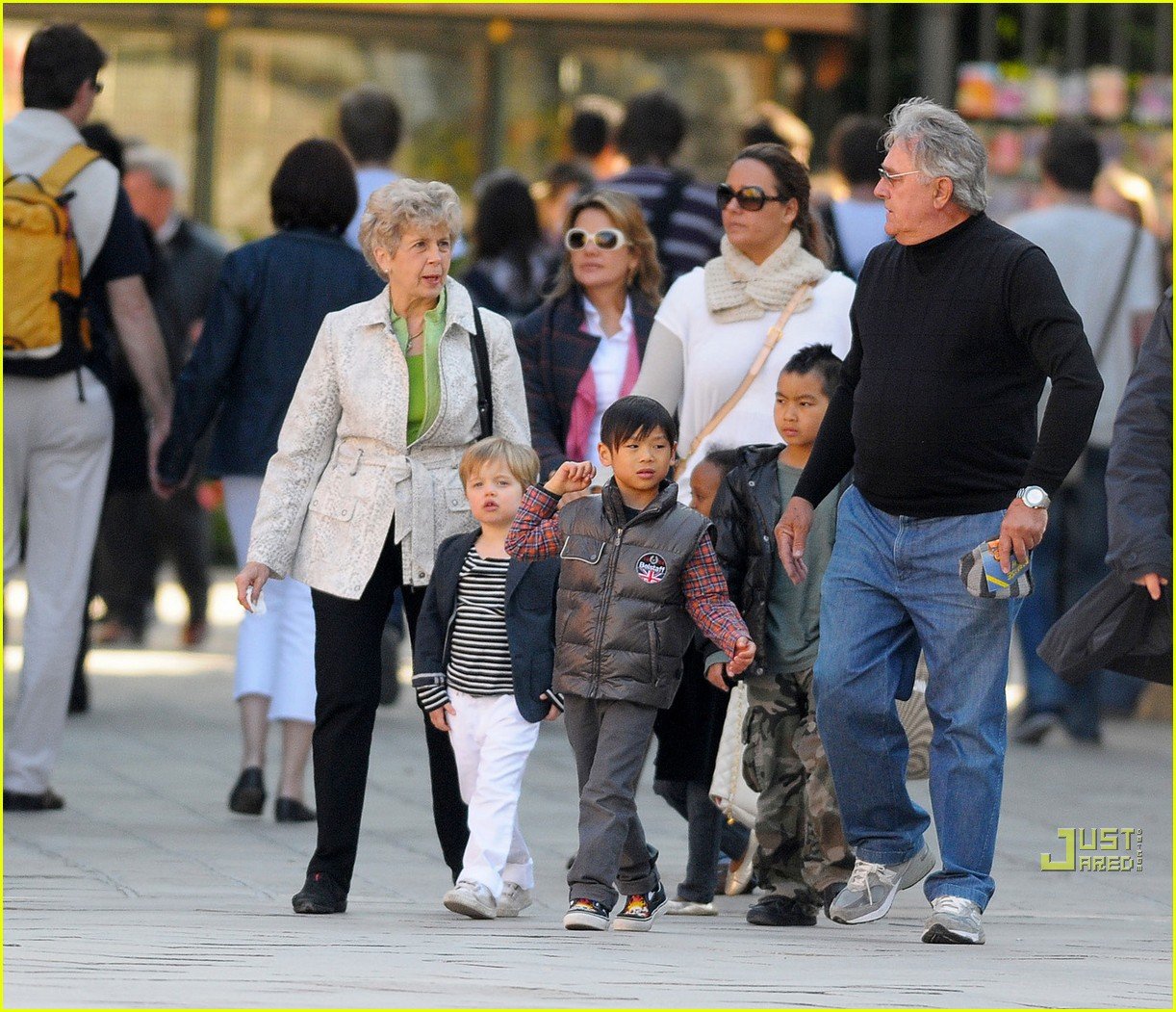 Brad Pitt's Parents Grandkids Bonding Time! Photo 2442959 Angelina