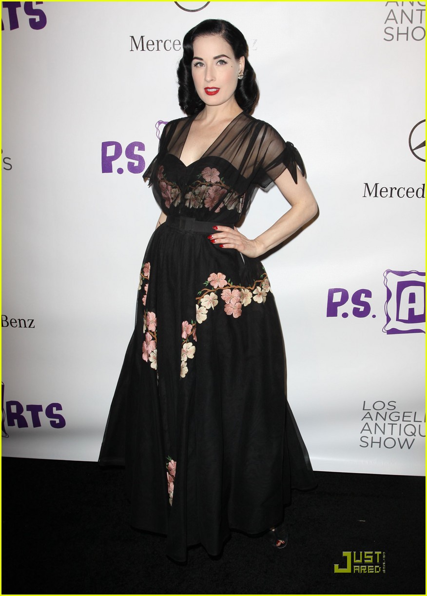 Dita Von Teese L.A. Antique Show Photo 2444608 Dita Von Teese(01)