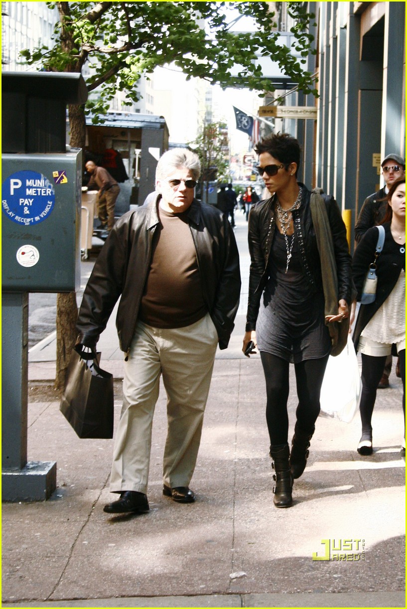 halle berry manager holding hands 052446639