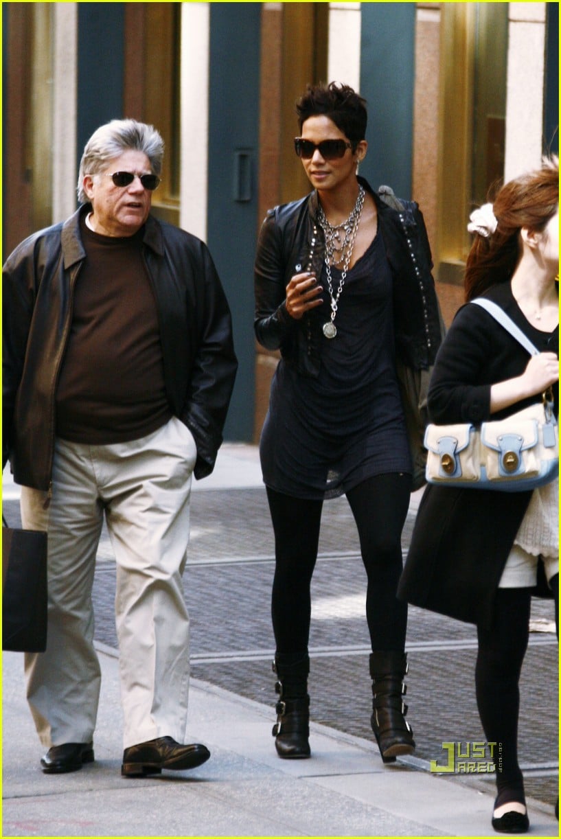 halle berry manager holding hands 06