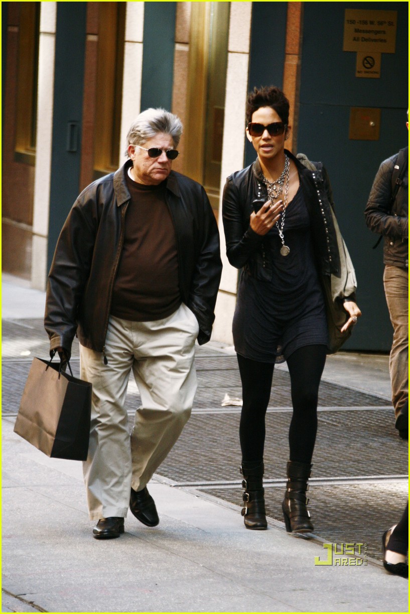 halle berry manager holding hands 072446641
