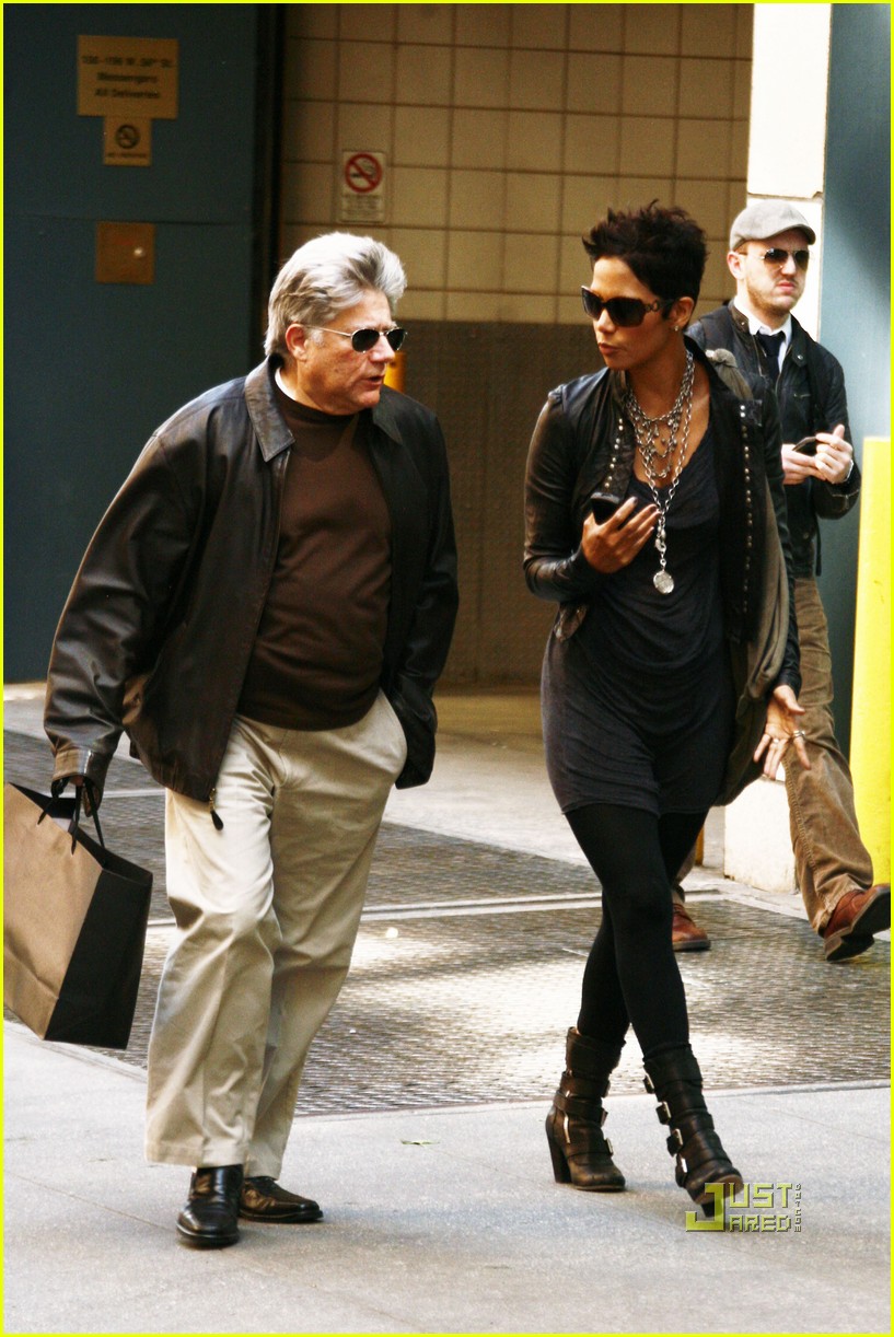 halle berry manager holding hands 082446642