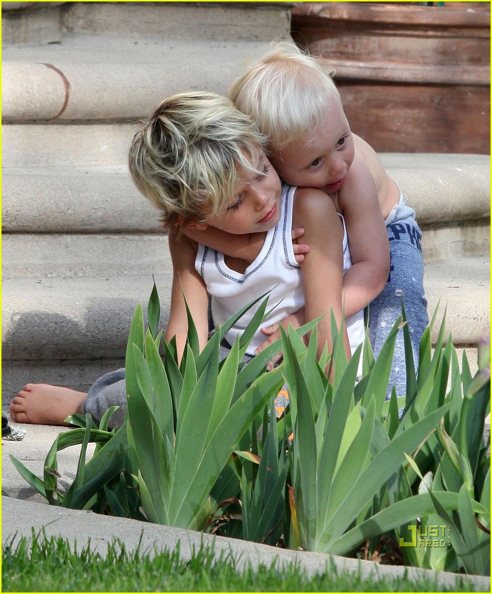Kingston & Zuma Rossdale Hug It Out Photo 2443800 Celebrity Babies