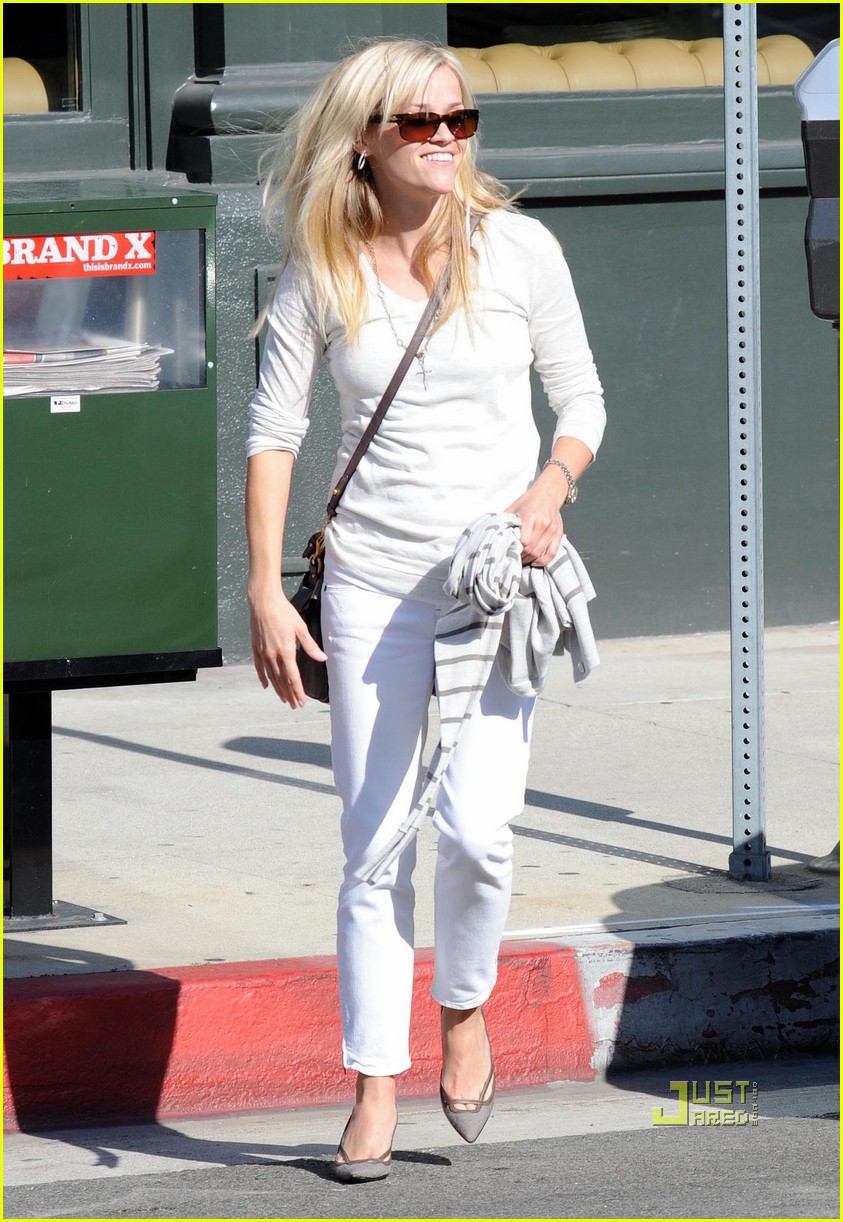 reese witherspoon white outfit brentwood lunch 05