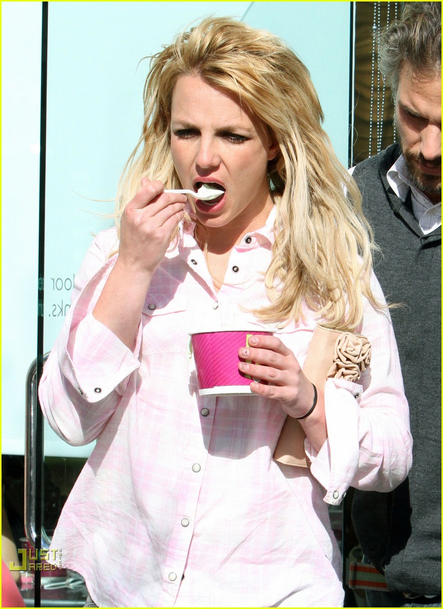 Britney Spears & Jason Trawick Menchie's Mates Photo 2440291(01)