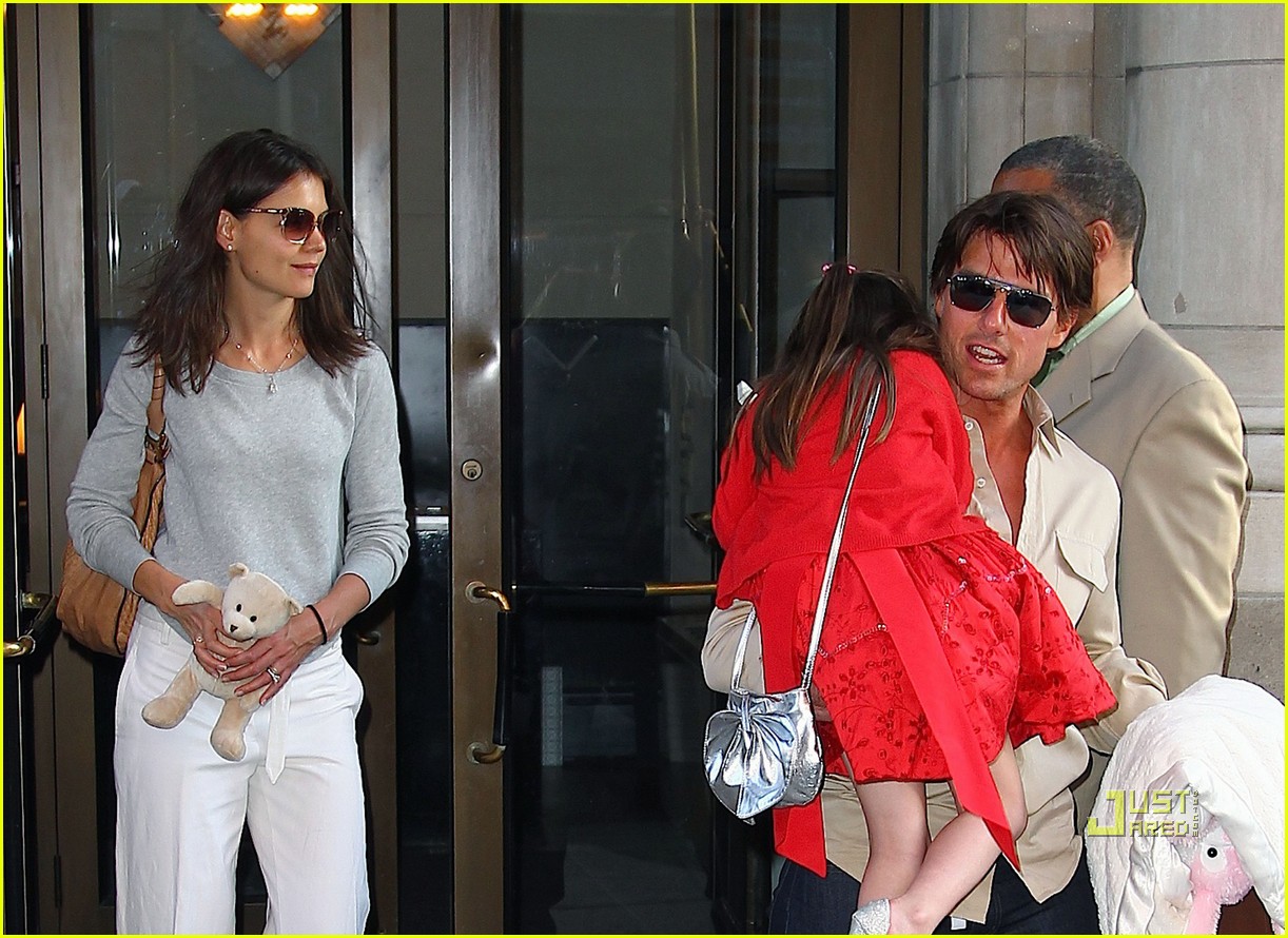 tom cruise katie holmes suri see a show nyc 01