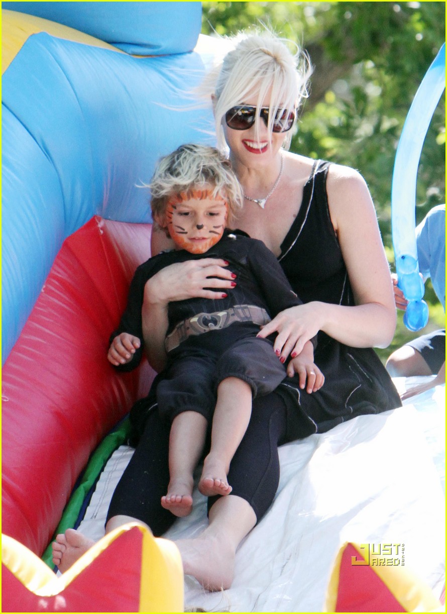 Gwen Stefani Superhero Party with Kingston & Zuma! Photo 2448978(01)