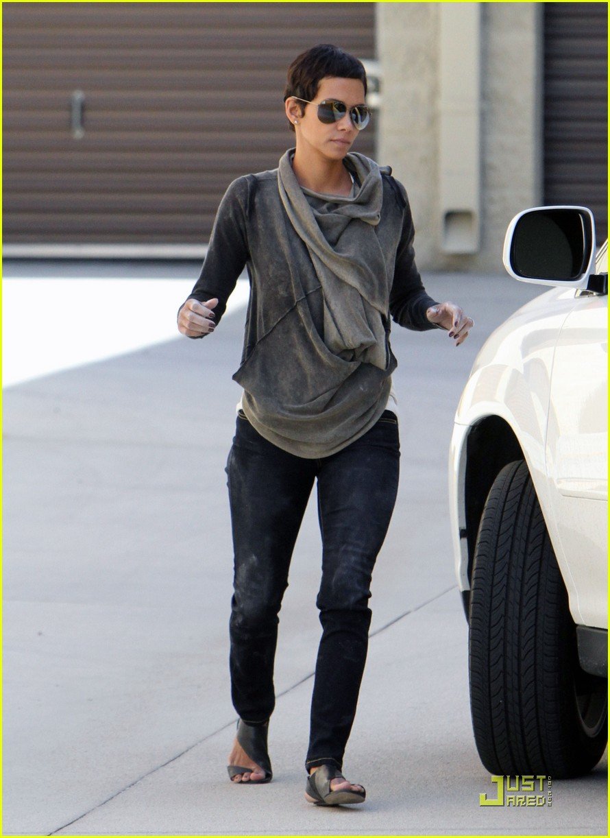 halle berry gets down and dirty 162453333