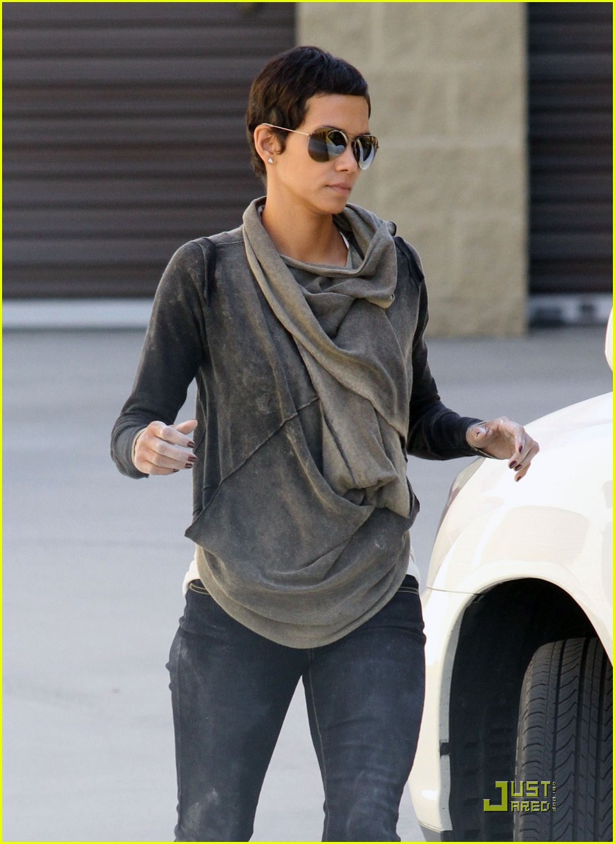 halle berry gets down and dirty 252453342