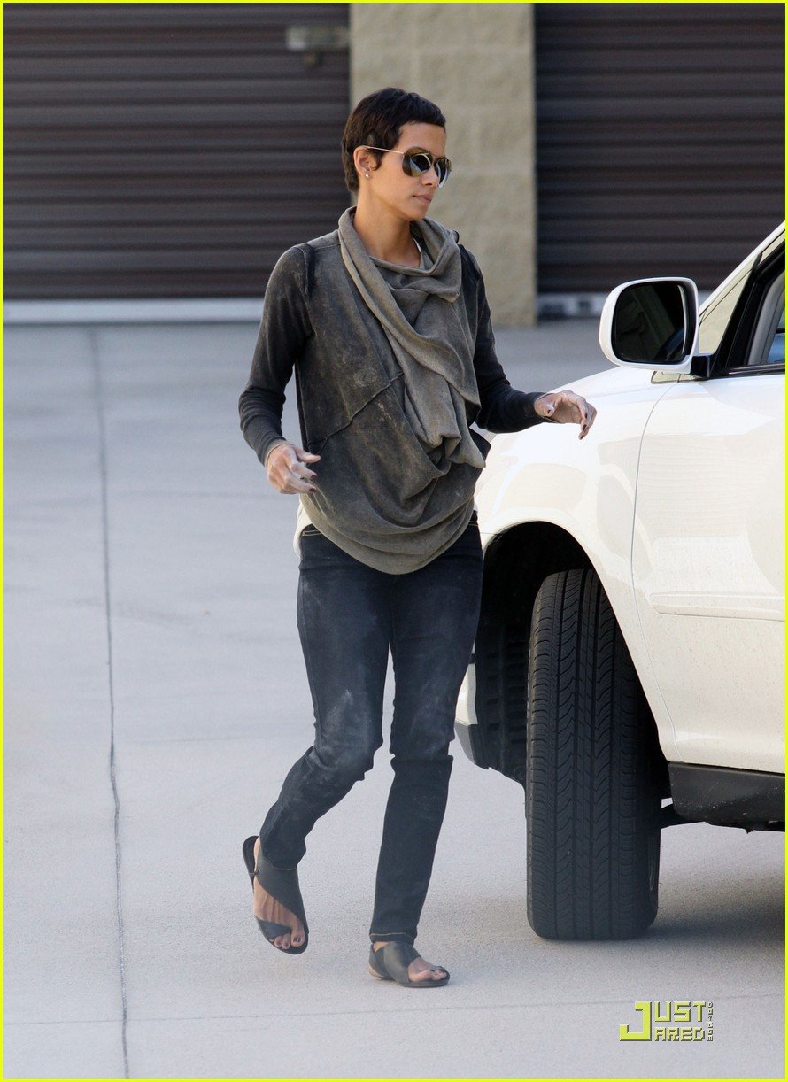 halle berry gets down and dirty 262453343