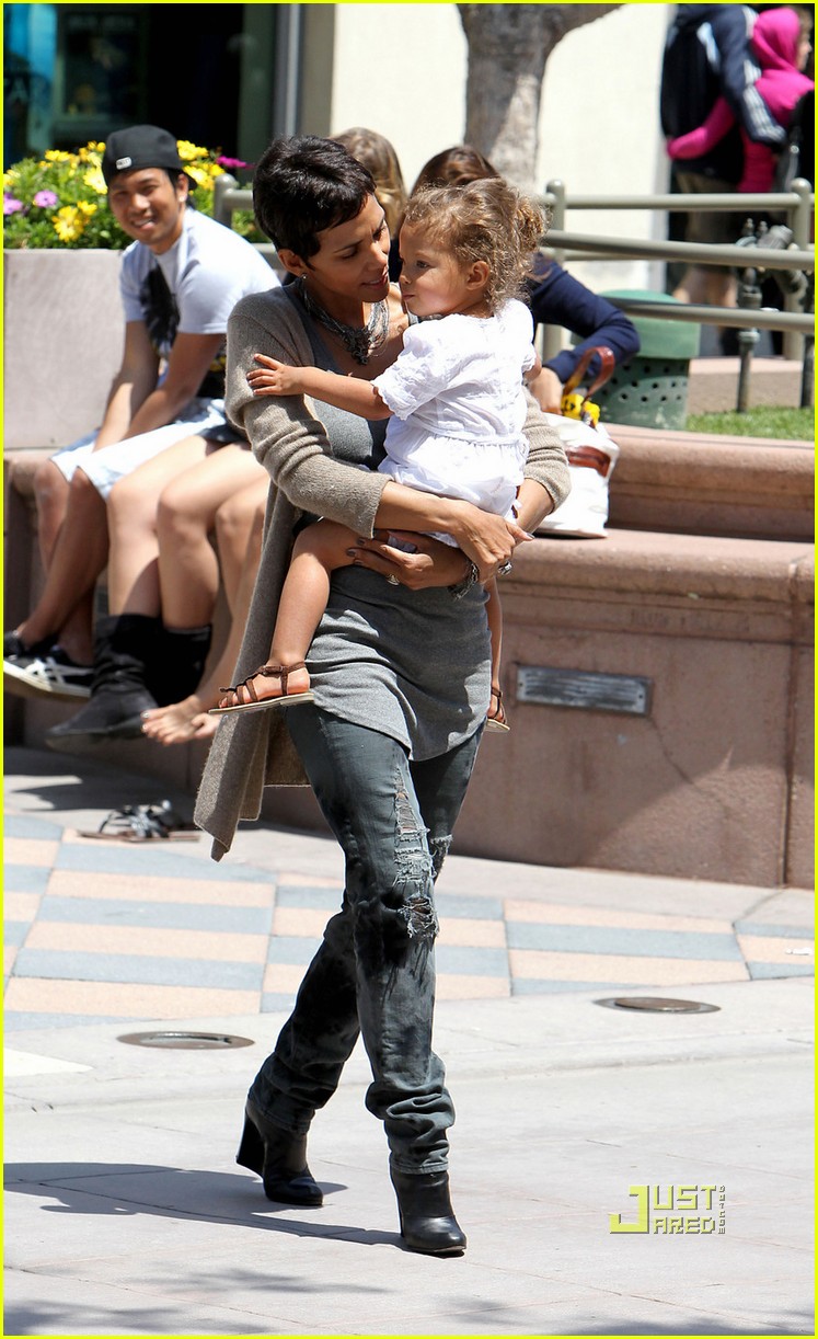 halle berry mothers day 082449109