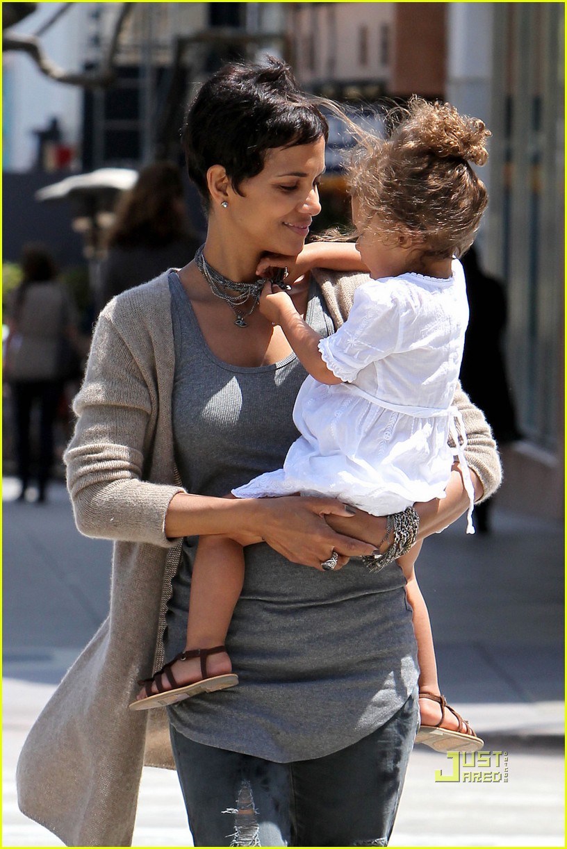 halle berry mothers day 092449110