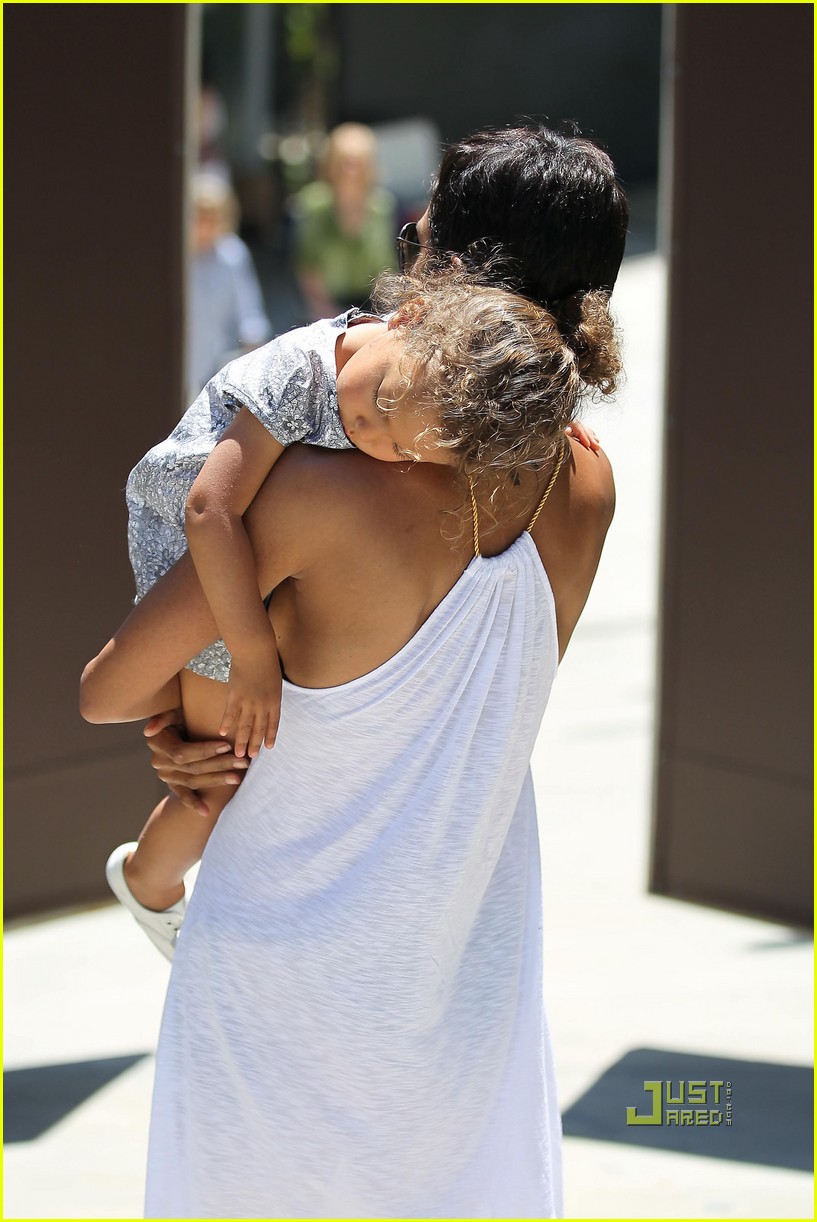 halle berry napping nahla 21