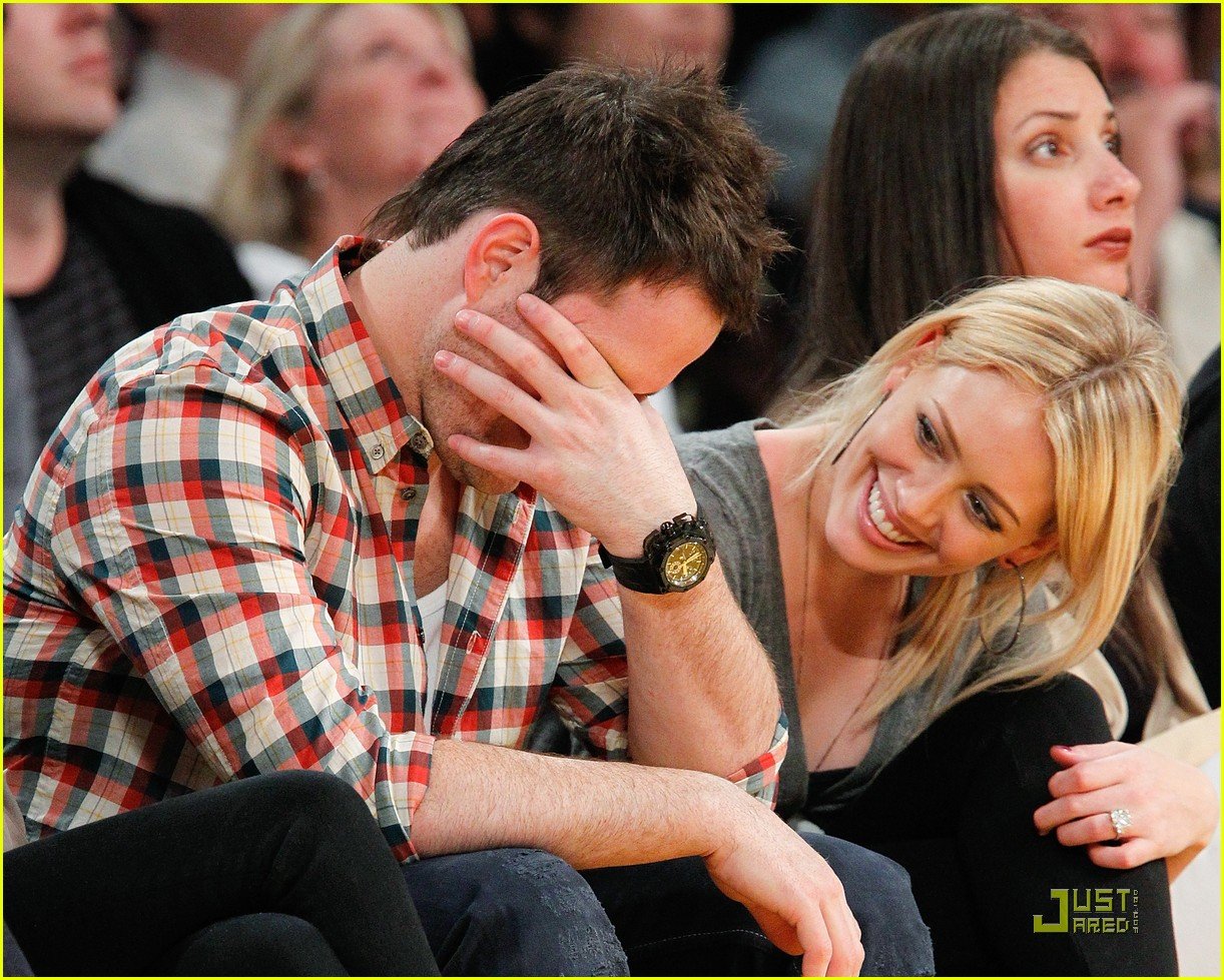 hilary duff mike comrie courtside couple 042451556
