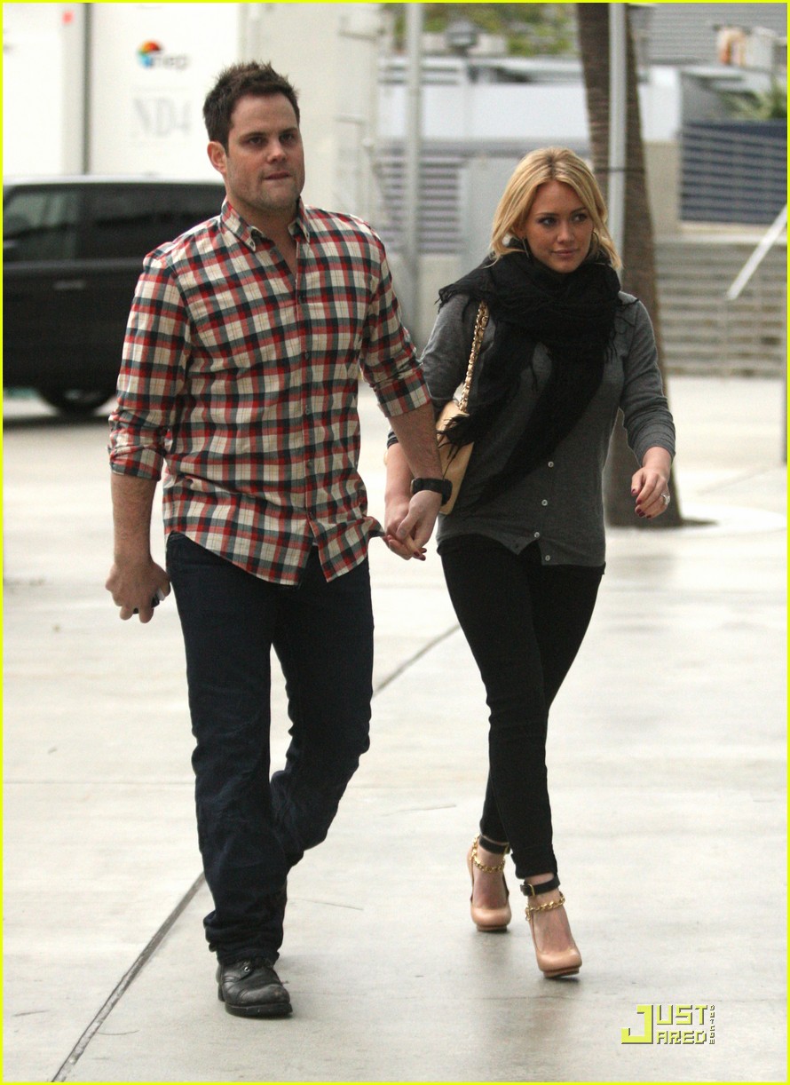 hilary duff mike comrie courtside couple 13