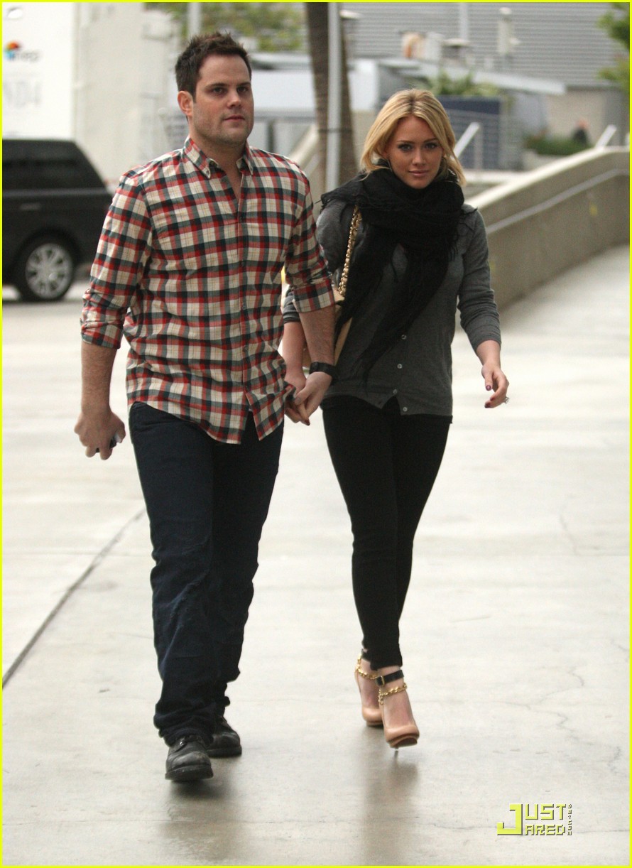 hilary duff mike comrie courtside couple 15