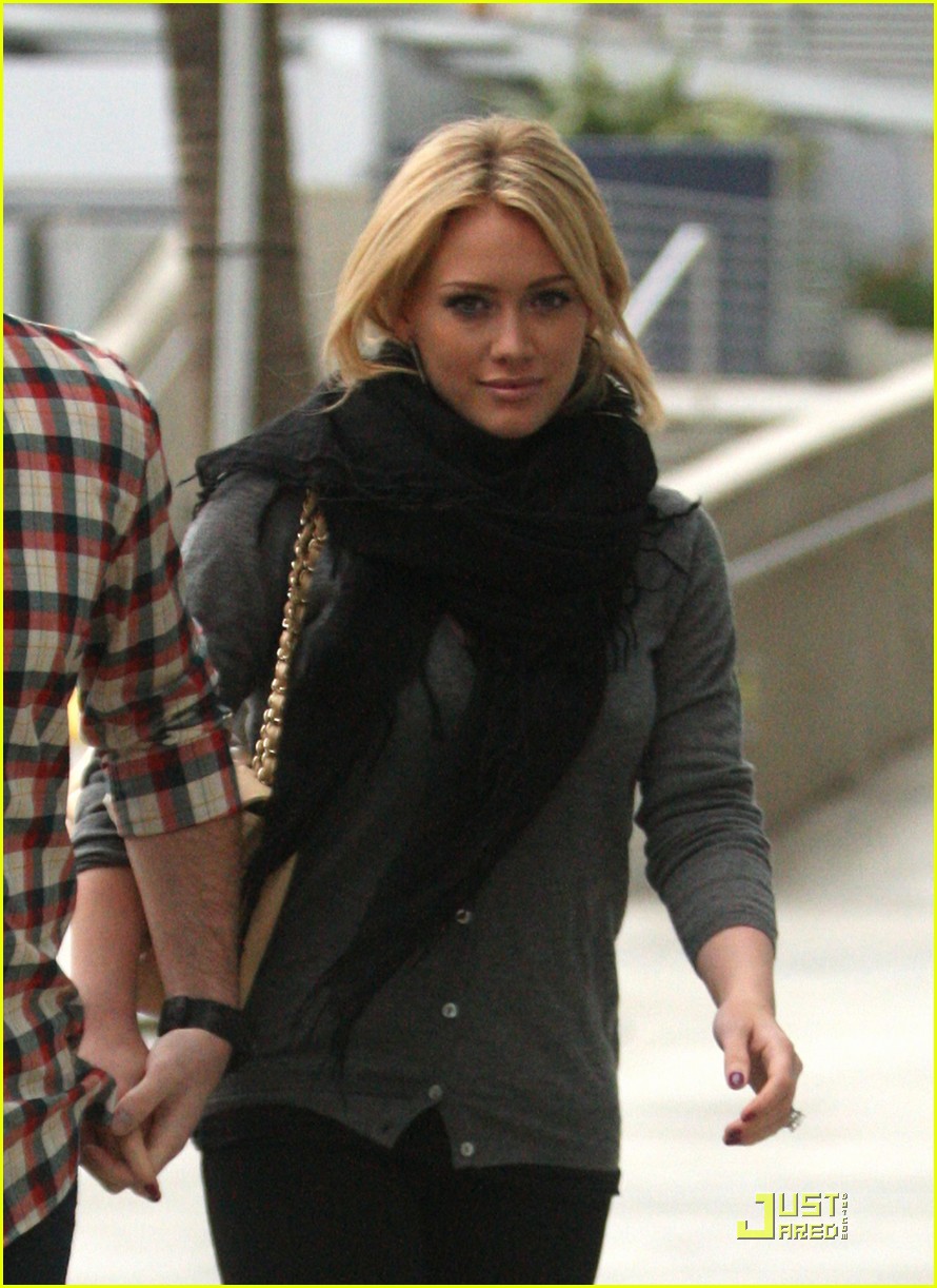hilary duff mike comrie courtside couple 162451568