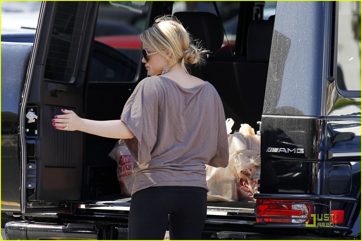 hilary duff mike comrie go grocery shopping 05