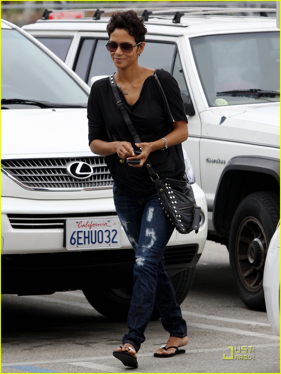 halle berry torn up lunch 142462030