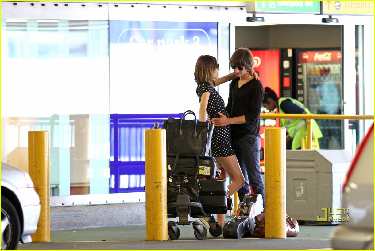 alexa chung airport with alex 062461686