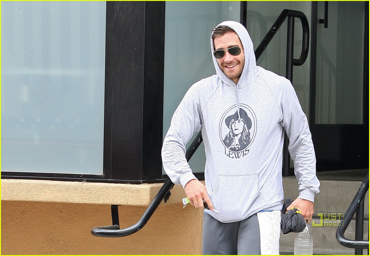 jake gyllenhaal studio city hoodie workout 01