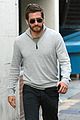 jake gyllenhaal leaves medical building 03