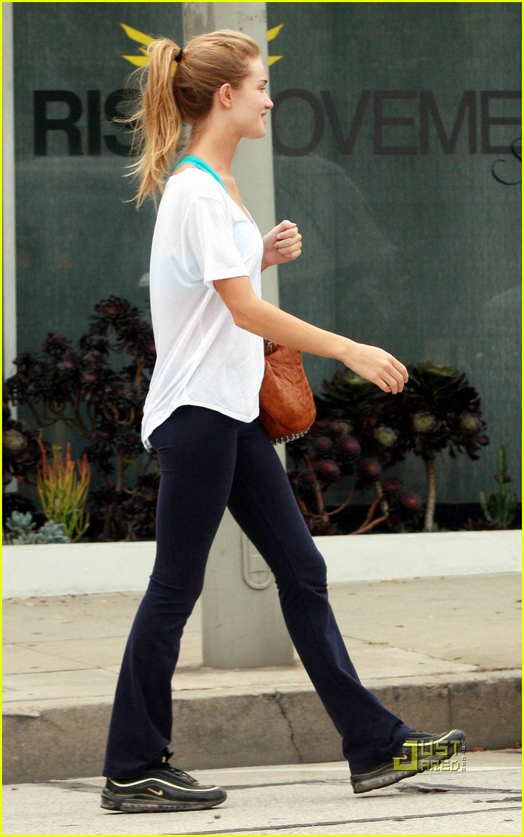rosie huntington whiteley working out 15