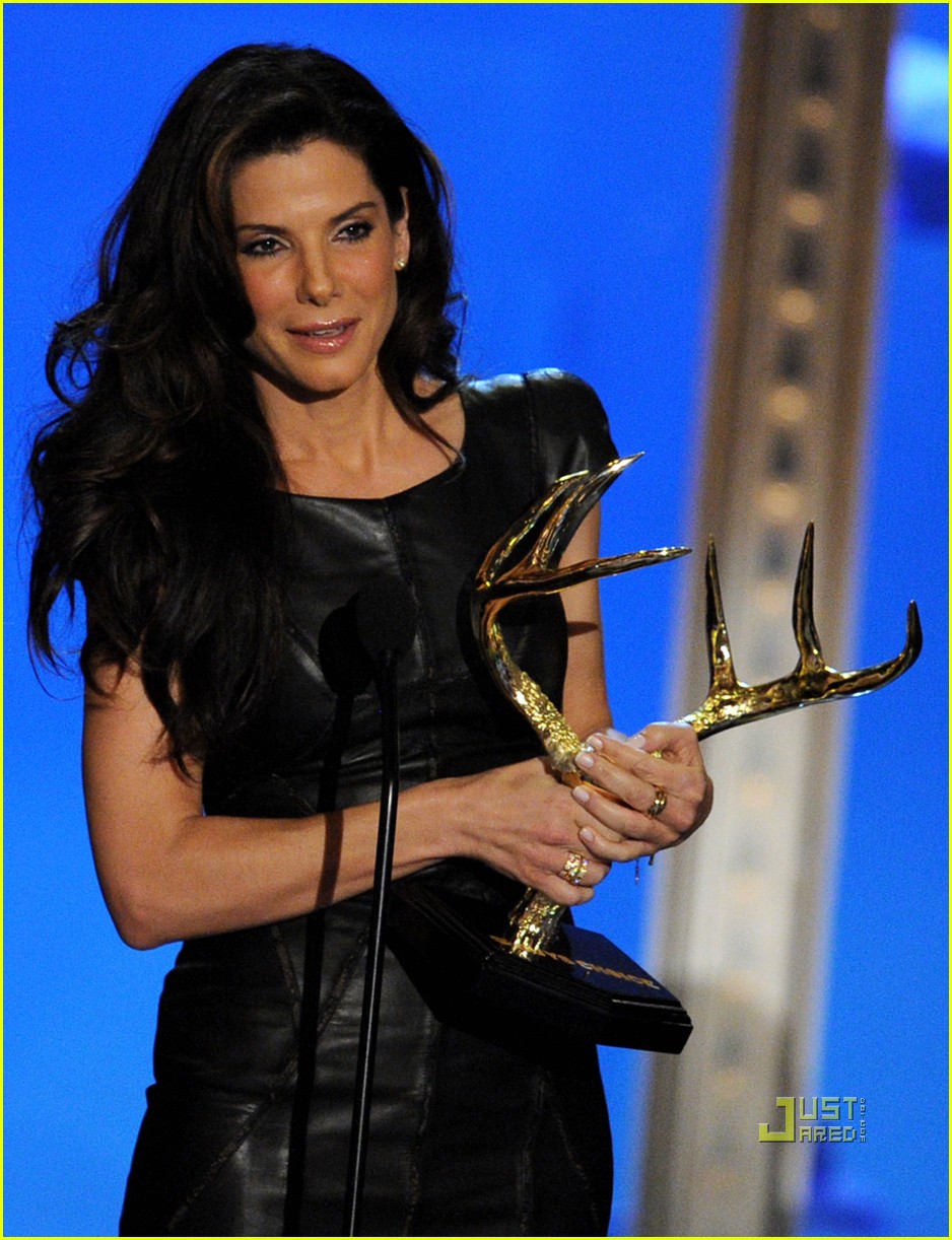 Sandra Bullock Makes Surprise Appearance For The Troops! Photo 2456440